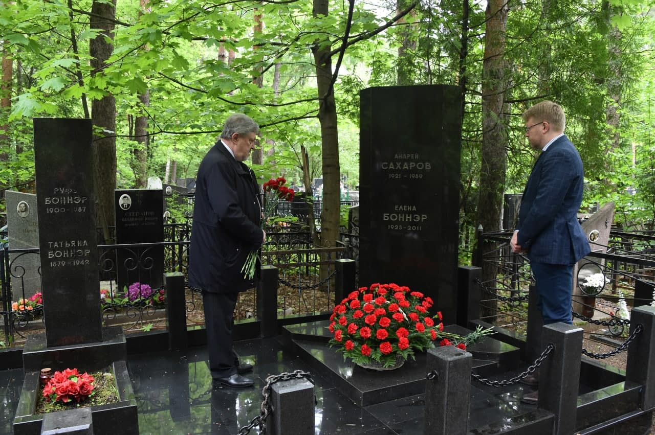 Могила Андрея Сахарова на Востряковском кладбище